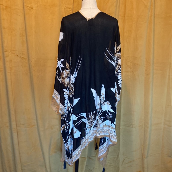 Vince Camuto shawl - Picture 5 of 7